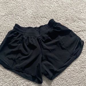 lululemon hotty hot low-rise lined short 4”
